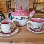 Teeservice in himbeerfarben - Teekanne und zwei verschiedene Tassenformen Teeservice in himbeerfarben - Teekanne und zwei verschiedene Tassenformen