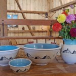 Keramikgeschirr mit Bergmotiv in hellblau Keramikgeschirr mit Bergmotiv in hellblau