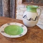Suppenteller mit Edelweißmotiv und 2,5 l Krug mit Bergmotiv, beides in grün Suppenteller mit 2,5 l Krug in grün