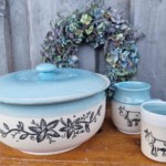 Geschirr mit Herbstblumen-Muster in hellblau Geschirr mit Herbstblumen-Muster in hellblau