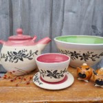 Geschirr mit Herbstblumen-Muster Geschirr mit Herbstblumen-Muster