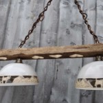 Lampe mit dekorativem Holzbalken, zwei Schirmen mit Kuh- und Bergmotiv, sowie rustikaler Kette zum Aufhängen Lampe mit dekorativem Holzbalken, zwei Schirmen mit Kuh- und Bergmotiv