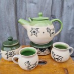 Kaffeegeschirr in gruen mit alpinen Motiven Kaffeegeschirr in gruen mit alpinen Motiven