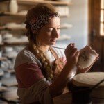 Sophie bei der Arbeit - aufmalen der Motive auf einen Krug Sophie bei der Arbeit - aufmalen der Motive auf einen Krug