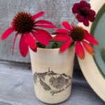 Grünten-Motiv auf einem Trinkbecher in dunkelgrün, auch als Blumenvase zu verwenden Trinkbecher mit Grünten-Motiv in dunkelgrün, hier als Blumenvase